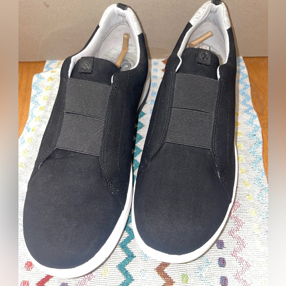 Brand New Clarks Cloudsteppers women’s black sneakers sz 10
